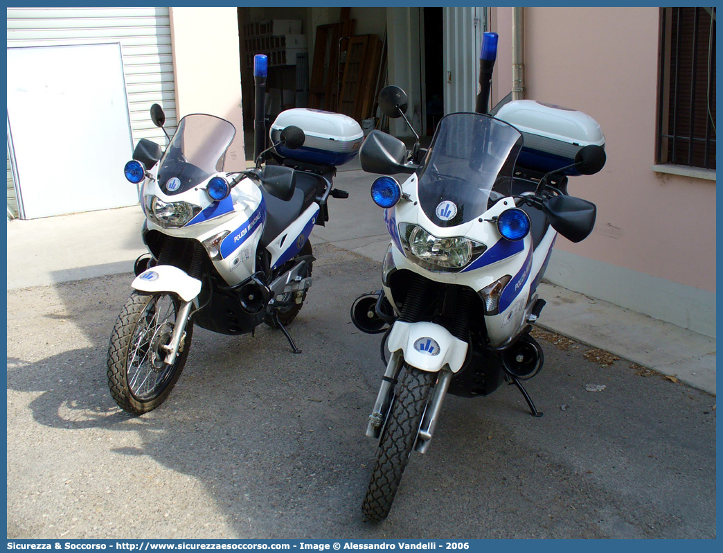 -
Polizia Municipale
Servizio Associato Bassa Reggiana
Honda Transalp II serie
Parole chiave: Polizia;Locale;Municipale;Bassa Reggiana;Bagnolo in Piano;Gualtieri;Luzzara;Novellara;Reggiolo;Honda;Transalp