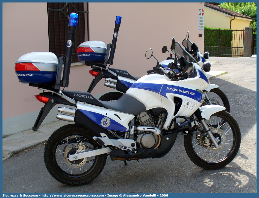 -
Polizia Municipale
Servizio Associato Bassa Reggiana
Honda Transalp II serie
Parole chiave: Polizia;Locale;Municipale;Bassa Reggiana;Bagnolo in Piano;Gualtieri;Luzzara;Novellara;Reggiolo;Honda;Transalp