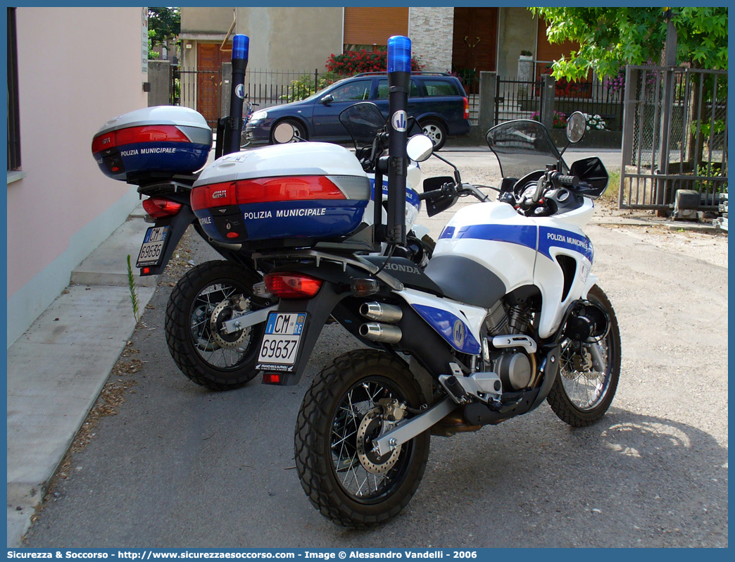 -
Polizia Municipale
Servizio Associato Bassa Reggiana
Honda Transalp II serie
Parole chiave: Polizia;Locale;Municipale;Bassa Reggiana;Bagnolo in Piano;Gualtieri;Luzzara;Novellara;Reggiolo;Honda;Transalp