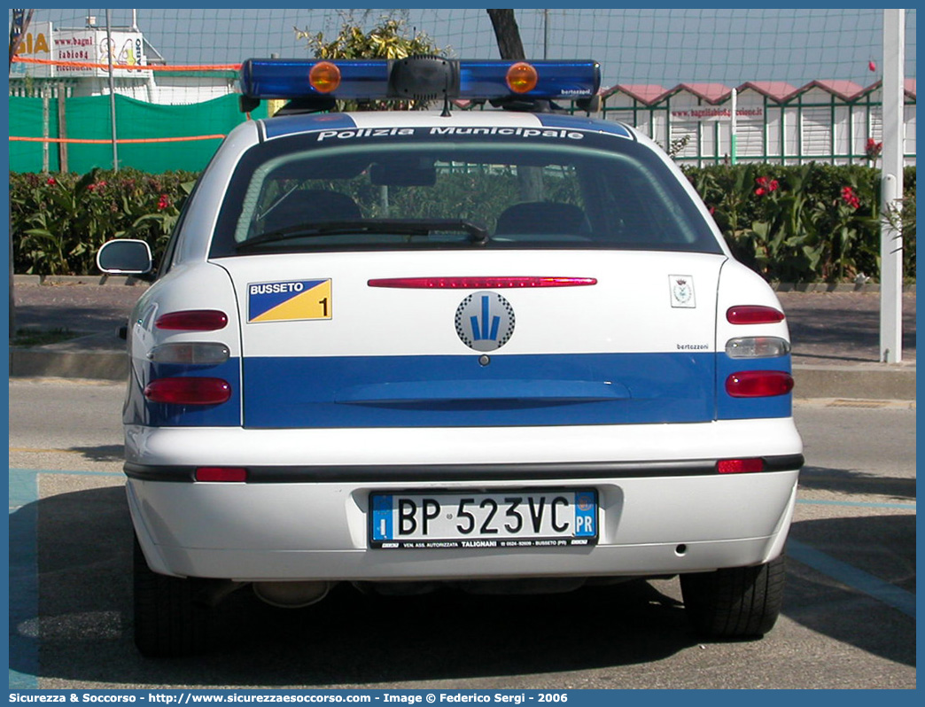 -
Polizia Municipale
Comune di Busseto
Fiat Brava
Allestitore Bertazzoni S.r.l.
Parole chiave: Polizia;Locale;Municipale;Busseto;Fiat;Brava;Bertazzoni