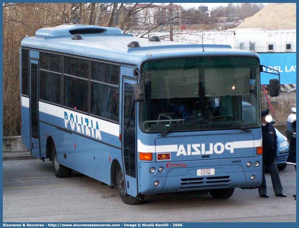 Polizia F0796
Polizia di Stato
Reparto Mobile
Iveco Cacciamali 100E21
Parole chiave: Polizi di Stato;Polizia;PS;P.S.;Reparto Mobile;Iveco;Cacciamali;100E21;100 E 21;100E 21;100 E21