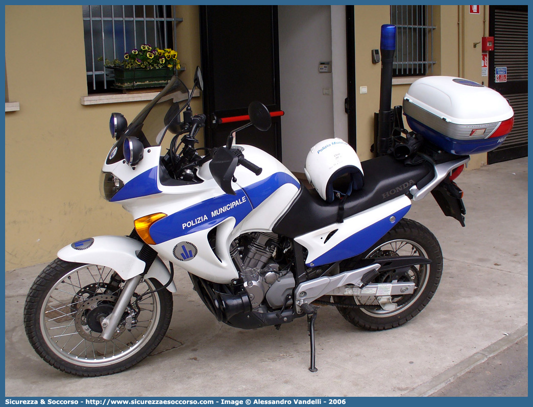 -
Polizia Municipale
Comune di Carpi
Honda Transalp II serie
Parole chiave: Polizia;Locale;Municipale;Carpi;Honda;Transalp