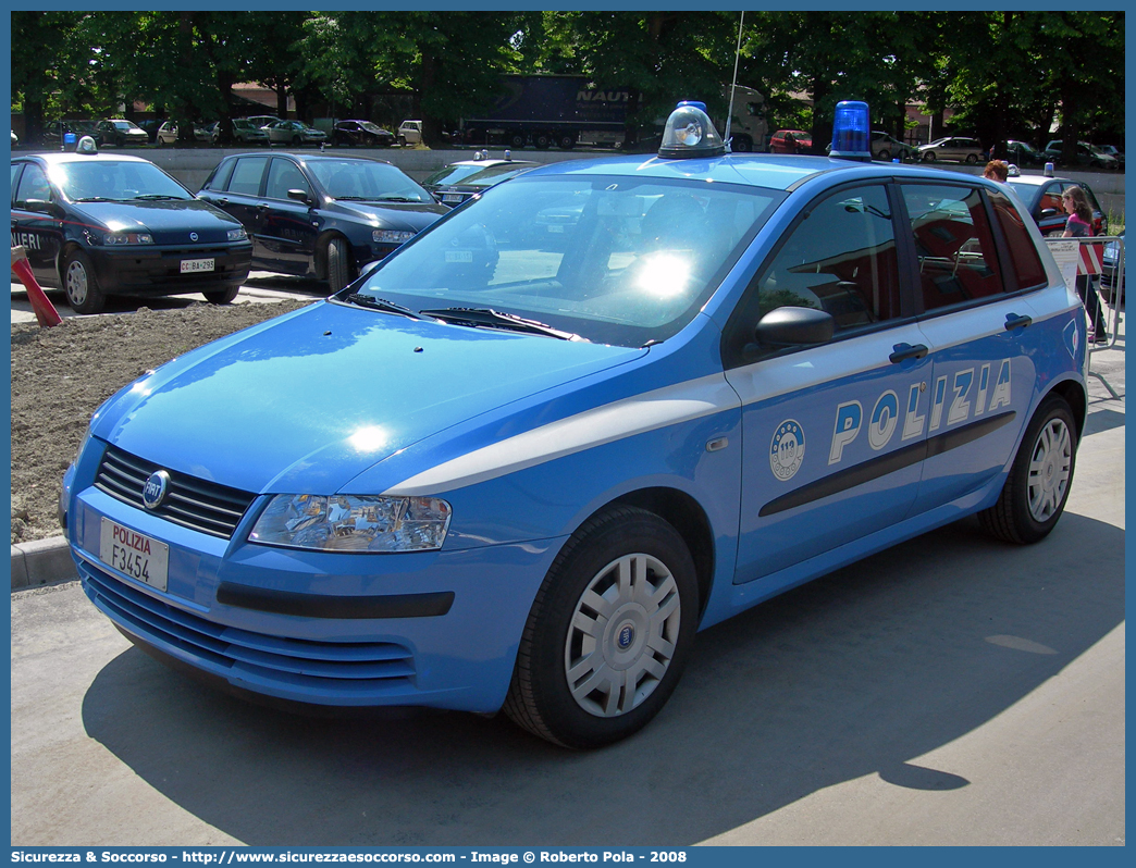 Polizia  F3454
Polizia di Stato
Fiat Stilo II serie
Parole chiave: PS;P.S.;Polizia;di;Stato;Pubblica;Sicurezza;Fiat;Stilo;F3454