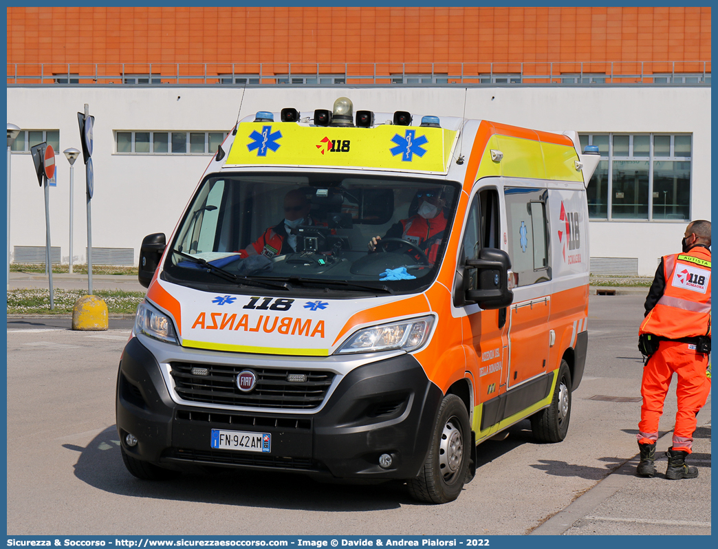 RA 18
118 Romagna Soccorso
Ambito Territoriale di Ravenna
Fiat Ducato III serie restyling
Allestitore Safety Car S.r.l.
Parole chiave: 118;Romagna;Ravenna;Soccorso;Ambulanza;Autoambulanza;Fiat;Ducato;X290;X 290;Boneschi;Savio;Safety Car