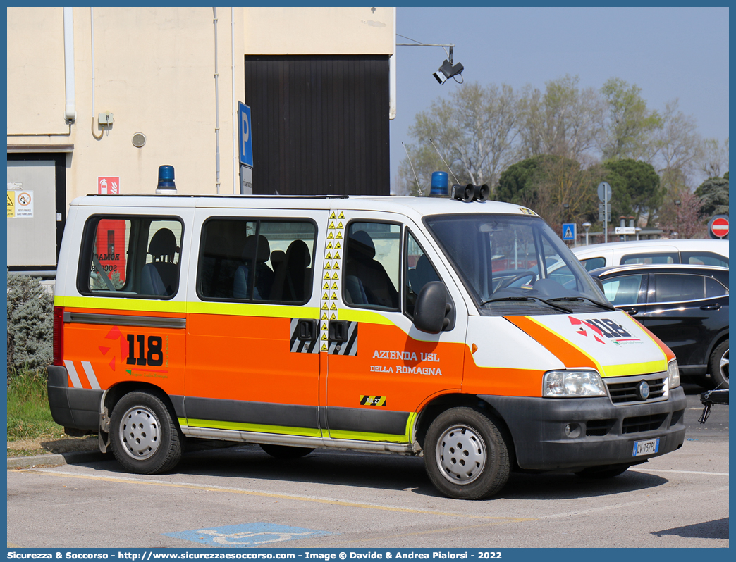 RA 27
118 Romagna Soccorso
Ambito Territoriale di Ravenna
Fiat Ducato II serie restyling
Allestitore Vision S.r.l.
(II variante)
Parole chiave: 118;Romagna;Ravenna;Soccorso;Fiat;Ducato;Vision