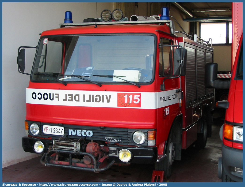 VF 13847
Corpo Nazionale Vigili del Fuoco
Iveco 60-10
Allestitore Baribbi S.p.A.
Parole chiave: Corpo;Nazionale;Vigili del Fuoco;Vigili;Fuoco;Polisoccorso;Iveco;60-10;60 - 10;Baribbi