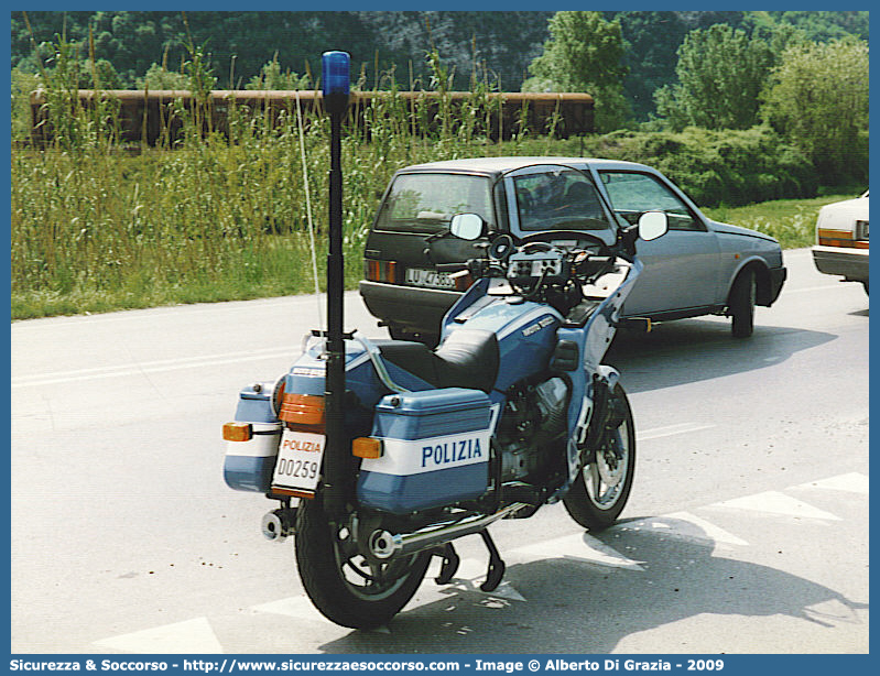 Polizia D0259
Polizia di Stato
Polizia Stradale
Moto Guzzi 850 T5
Parole chiave: Polizia di Stato;Polizia;PS;Polizia Stradale;Moto;Guzzi;850;T5;t5;D0259