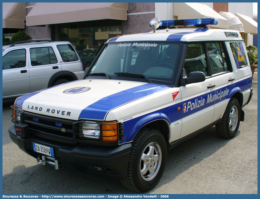 -
Polizia Municipale
Comune di Piacenza
Land Rover Discovery II serie
Allestitore Bertazzoni S.r.l.
Parole chiave: Polizia;Locale;Municipale;Piacenza;Land Rover;Discovery;Bertazzoni