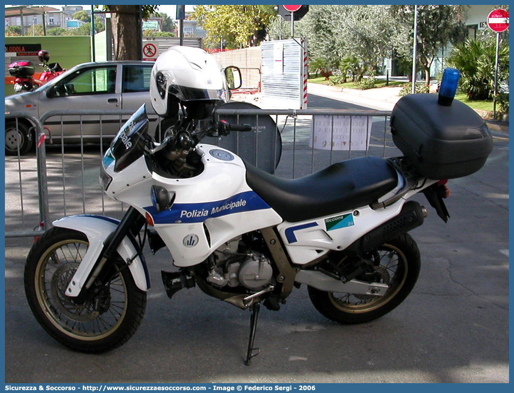 -
Polizia Municipale
Comune di Riccione
Aprilia Pegaso I serie
Parole chiave: Polizia;Locale;Municipale;Riccione;Aprilia;Pegaso