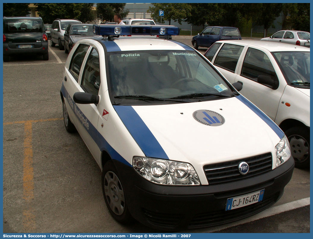 -
Polizia Municipale
Comune di Rimini
Fiat Punto III serie
Parole chiave: Polizia;Locale;Municipale;Rimini;Fiat;Punto