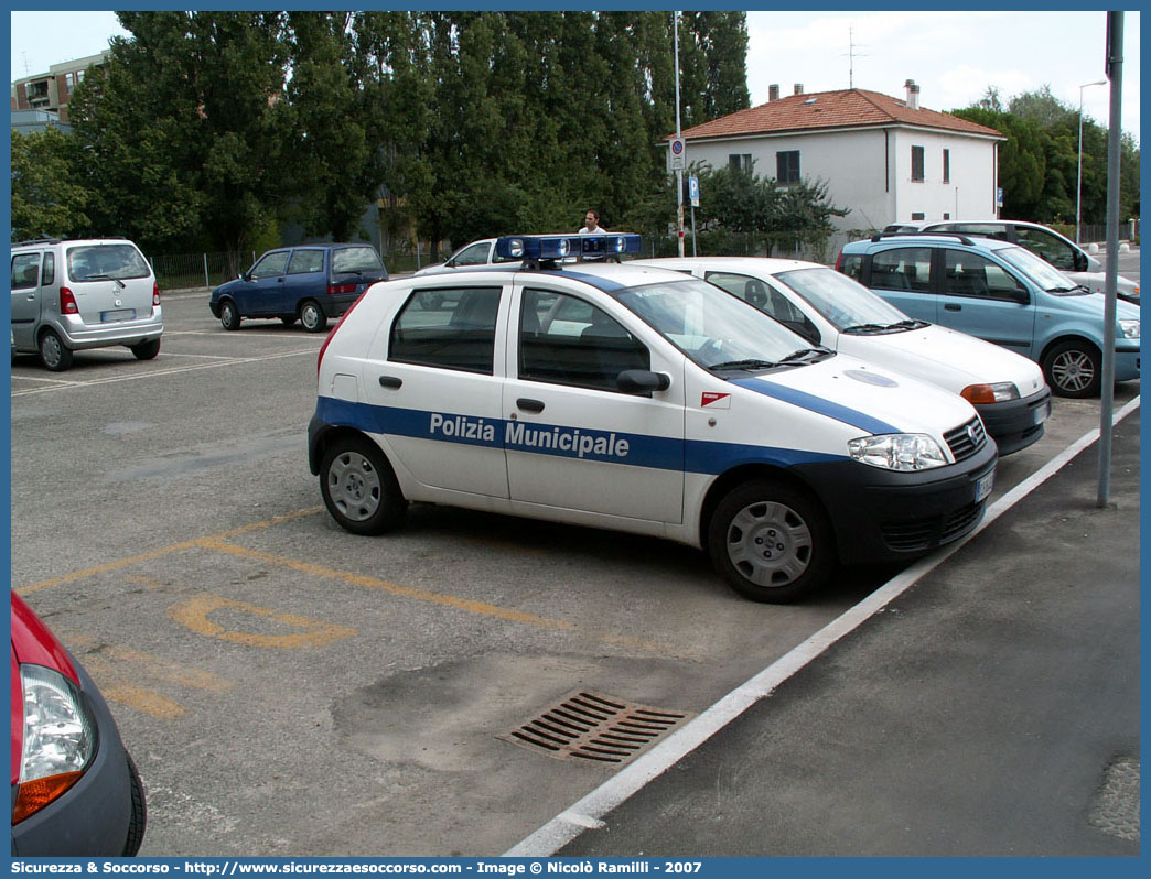 -
Polizia Municipale
Comune di Rimini
Fiat Punto III serie
Parole chiave: Polizia;Locale;Municipale;Rimini;Fiat;Punto