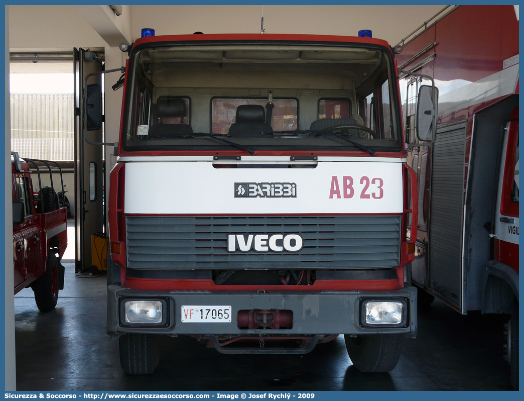 VF 17065
Corpo Nazionale Vigili del Fuoco
Iveco 190-26
Allestitore Baribbi S.p.A.
Parole chiave: VVF;V.V.F.;Corpo;Nazionale;Vigili;del;Fuoco;ABP;A.B.P.;AutoBottePompa;AutoBotte;Fiat;Iveco;190-26;190 - 26;Baribbi