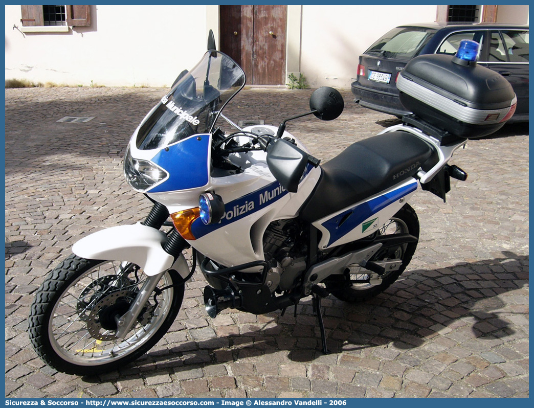 -
Polizia Municipale
Comune di San Lazzaro di Savena
Honda Transalp II serie
Parole chiave: Polizia;Locale;Municipale;San Lazzaro di Savena;Honda;Transalp