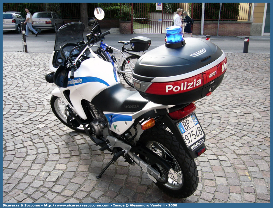 -
Polizia Municipale
Comune di San Lazzaro di Savena
Honda Transalp II serie
Parole chiave: Polizia;Locale;Municipale;San Lazzaro di Savena;Honda;Transalp