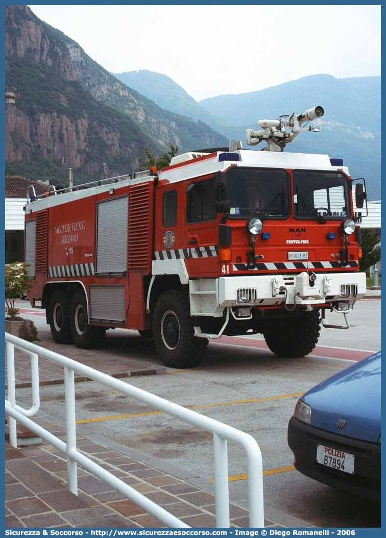 VF 041 BZ
Corpo Permanente dei Vigili del Fuoco Bolzano
Berufsfeuerwehr Bozen
Antincendio Aeroportuale
MAN KAT1 6×6 
Parole chiave: VF;VFV;V.F.;V.F.V.;Vigili;Fuoco;Corpo;Permanente;Berufsfeuerwehr;Bolzano;Bozen;Man;KAT1