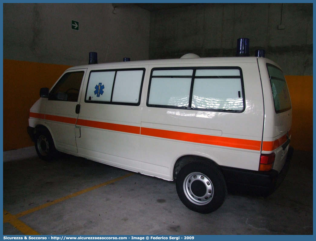 103
Pia Opera Croce Verde Padova
Volkswagen Transporter T4
(passo lungo)
Allestitore MAF S.n.c.
Parole chiave: Pia;Opera;Croce;Verde;Padova;Ambulanza;Volkswagen;Transporter;T4