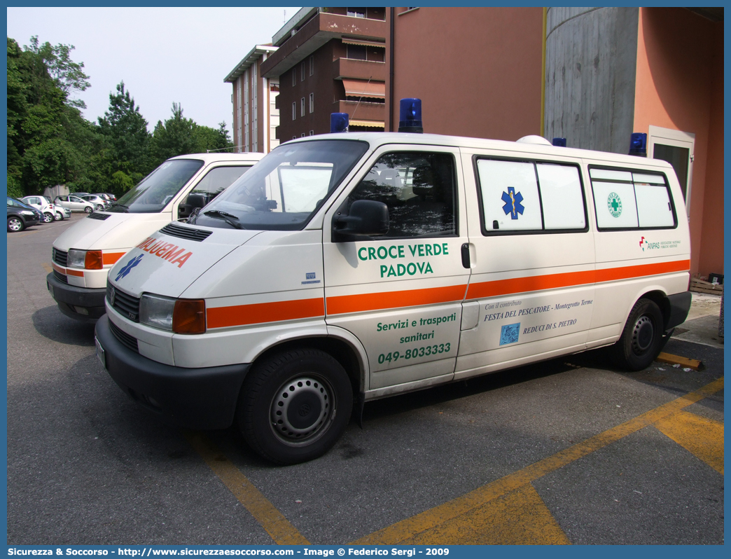 121
Pia Opera Croce Verde Padova
Volkswagen Transporter T4
(passo lungo)
Allestitore MAF S.n.c.
Parole chiave: Pia;Opera;Croce;Verde;Padova;Ambulanza;Volkswagen;Transporter;T4