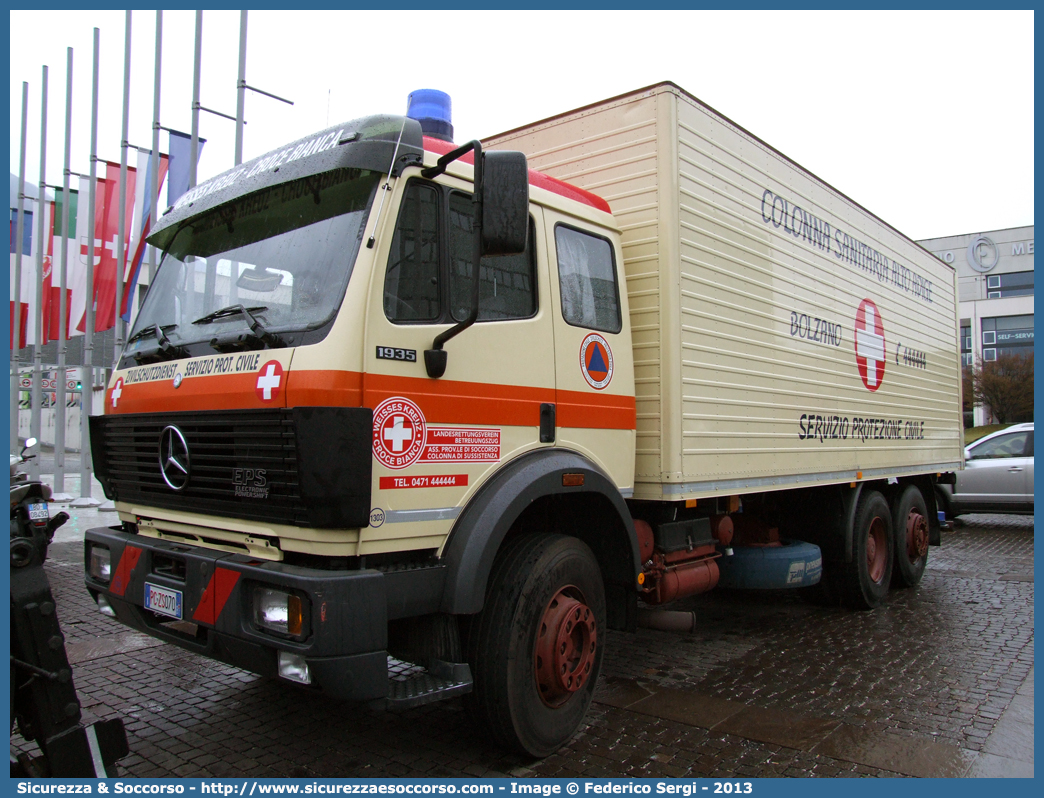 1303 (WK 803)
Croce Bianca - Weisses Kreuz
Protezione Civile - Zivilschutz
Mercedes Benz 1935
Parole chiave: Croce Bianca;Weisses Kreuz;WK;Sezione;Bolzano;Sektion;Bozen;Mercedes Benz;1935;Protezione Civile;Zivilschutz