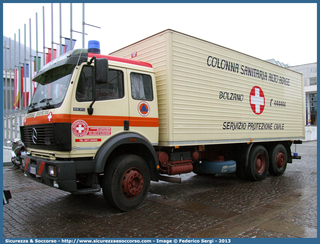 1303 (WK 803)
Croce Bianca - Weisses Kreuz
Protezione Civile - Zivilschutz
Mercedes Benz 1935
Parole chiave: Croce Bianca;Weisses Kreuz;WK;Sezione;Bolzano;Sektion;Bozen;Mercedes Benz;1935;Protezione Civile;Zivilschutz