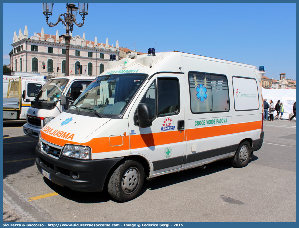 152
Pia Opera Croce Verde Padova
Fiat Ducato II serie restyling
Allestitore MAF S.n.c.
(variante)
Parole chiave: Pia;Opera;Croce;Verde;Padova;Ambulanza;Fiat;Ducato;MAF;M.A.F.