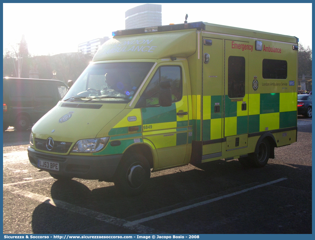 6849
United Kingdom of Great Britain and Northern Ireland
London Ambulance Service
Mercedes Benz Sprinter I generation facelift
Conversion by UV Modular
Parole chiave: United;Kingdom;Great;Britain;Northern;Ireland;London;Ambulance;Service;Mercedes Benz;Sprinter;UV;Modular