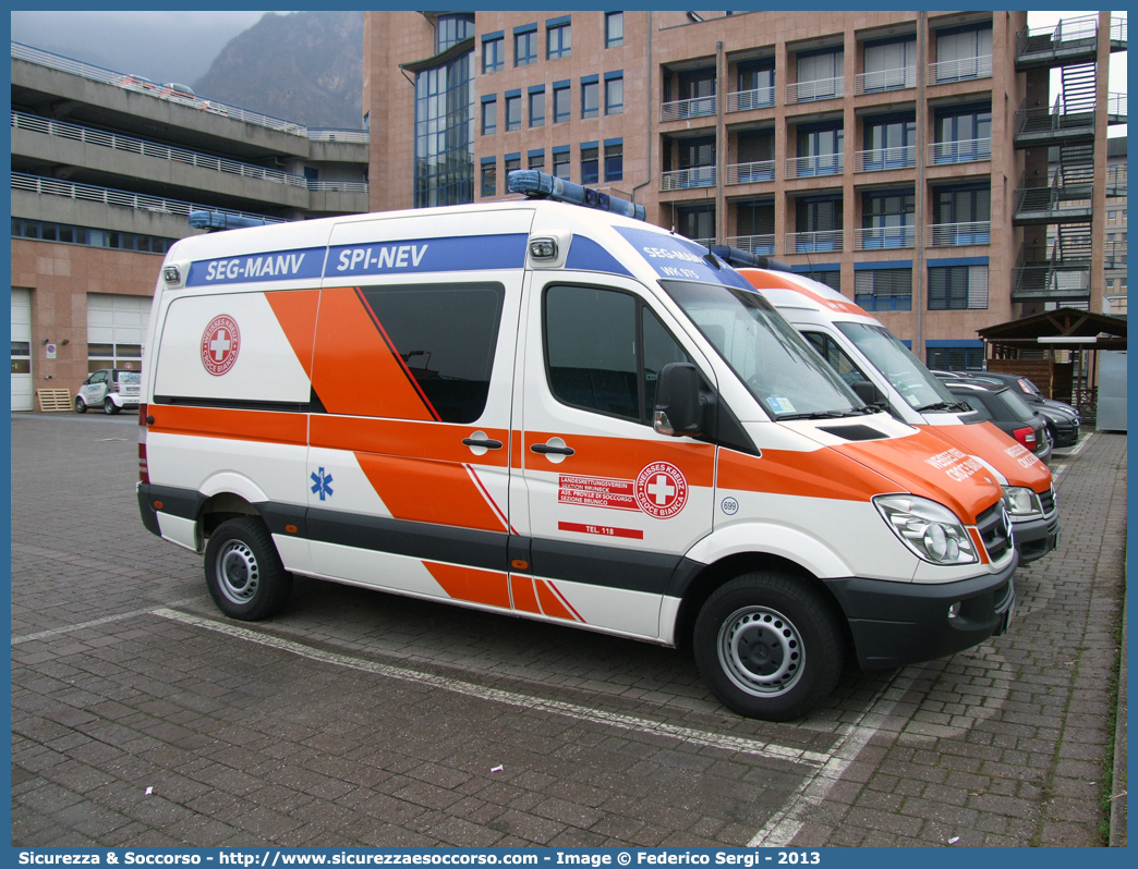 699 (WK 975)
Croce Bianca - Weisses Kreuz
Protezione Civile - Zivilschutz
Mercedes Benz Sprinter II serie
Parole chiave: Croce Bianca;Weisses Kreuz;WK;Sezione;Bolzano;Sektion;Bozen;Mercedes Benz;Sprinter;Protezione Civile;Zivilschutz;SEG;MANV;SPI;NEV