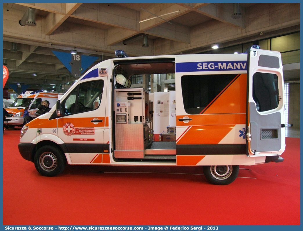 700 (WK 955)
Croce Bianca - Weisses Kreuz
Protezione Civile - Zivilschutz
Mercedes Benz Sprinter II serie
Parole chiave: Croce Bianca;Weisses Kreuz;WK;Sezione;Bolzano;Sektion;Bozen;Mercedes Benz;Sprinter;Protezione Civile;Zivilschutz;SEG;MANV;SPI;NEV