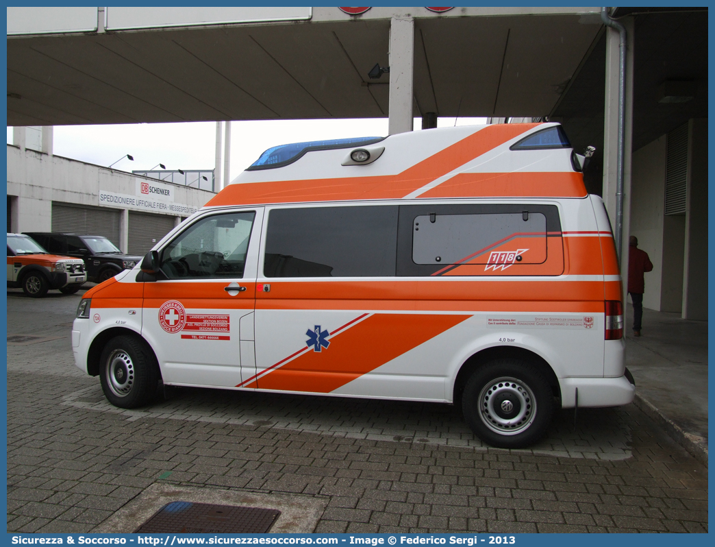 724 (WK 408)
Croce Bianca - Weisses Kreuz
Sezione Bolzano - Sektion Bozen
Volkswagen Transporter T5 restyling
Allestitore Ambulanz Mobile GmbH & Co. KG
Parole chiave: Croce Bianca;Weisses Kreuz;WK;Sezione;Bolzano;Sektion;Bozen;Volkswagen;Transporter;T5;Ambulanz;Mobil