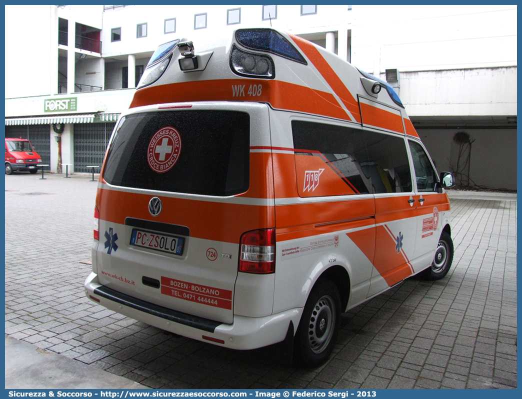 724 (WK 408)
Croce Bianca - Weisses Kreuz
Sezione Bolzano - Sektion Bozen
Volkswagen Transporter T5 restyling
Allestitore Ambulanz Mobile GmbH & Co. KG
Parole chiave: Croce Bianca;Weisses Kreuz;WK;Sezione;Bolzano;Sektion;Bozen;Volkswagen;Transporter;T5;Ambulanz;Mobil