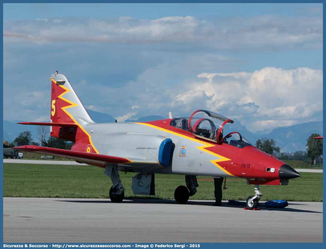 E 25-13 / 79-13
Reino de España
Ejército del Aire de España
Patrulla Águila
Casa C-101EB Aviojet
"Águila 5"
Parole chiave: Regno di Spagna;Spagna;Espana;España;Reino de España;Ejército;Aire;Casa;C-101EB;Aviojet;C101;E 25-13;79-13;Patrulla;Águila