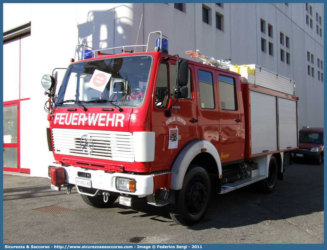 VF 00J BZ
Vigili del Fuoco Volontari San Candido
Freiwillige Feuerwehr Innichen
Mercedes-Benz 1428
Allestitore Ziegler Italiana GmbH
Parole chiave: VF;VFV;V.F.;V.F.V.;Vigili;Fuoco;Volontari;Freiwillige;Feuerwehr;San Candido;Innichen;Mercedes;Benz;1428;Ziegler