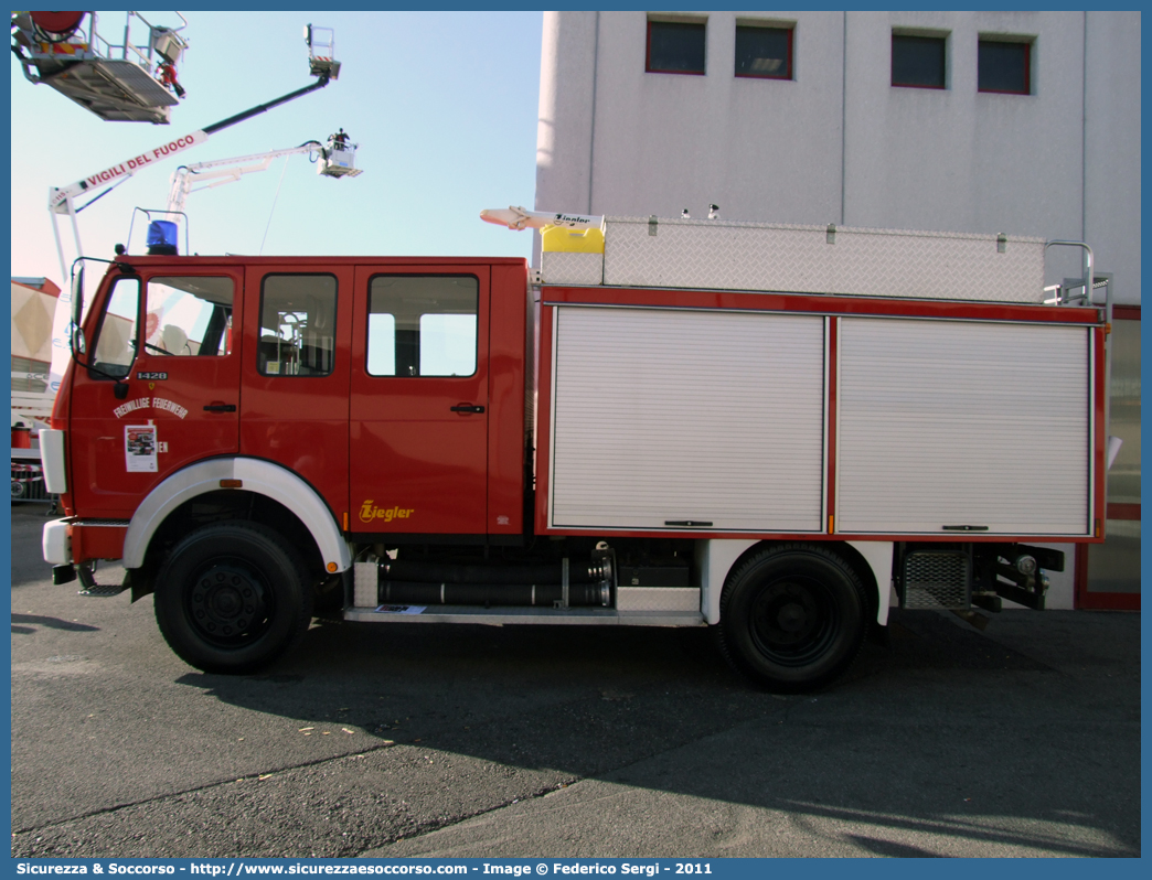 VF 00J BZ
Vigili del Fuoco Volontari San Candido
Freiwillige Feuerwehr Innichen
Mercedes-Benz 1428
Allestitore Ziegler Italiana GmbH
Parole chiave: VF;VFV;V.F.;V.F.V.;Vigili;Fuoco;Volontari;Freiwillige;Feuerwehr;San Candido;Innichen;Mercedes;Benz;1428;Ziegler