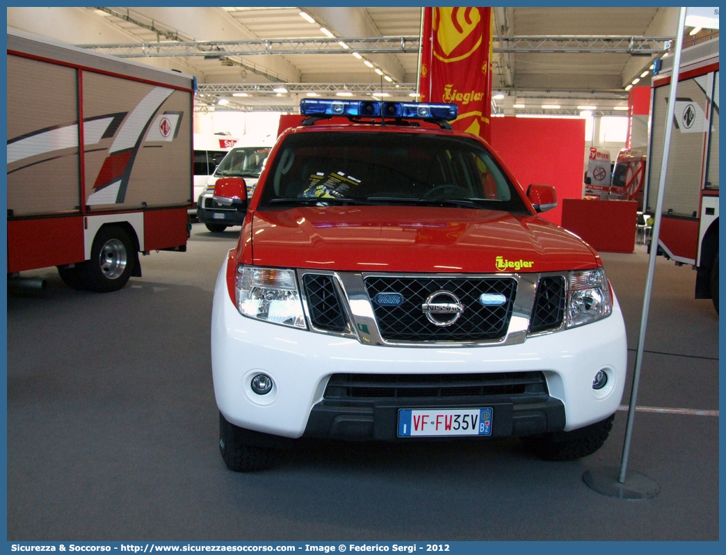 VF FW35V
Vigili del Fuoco Volontari Valas
Freiwillige Feuerwehr Flaas
Nissan Navara II serie
Allestitore Ziegler Italiana GmbH
Parole chiave: VF;VFV;V.F.;V.F.V.;Vigili;Fuoco;Volontari;Freiwillige;Feuerwehr;Valas;Flaas;Nissan;Navara;Ziegler