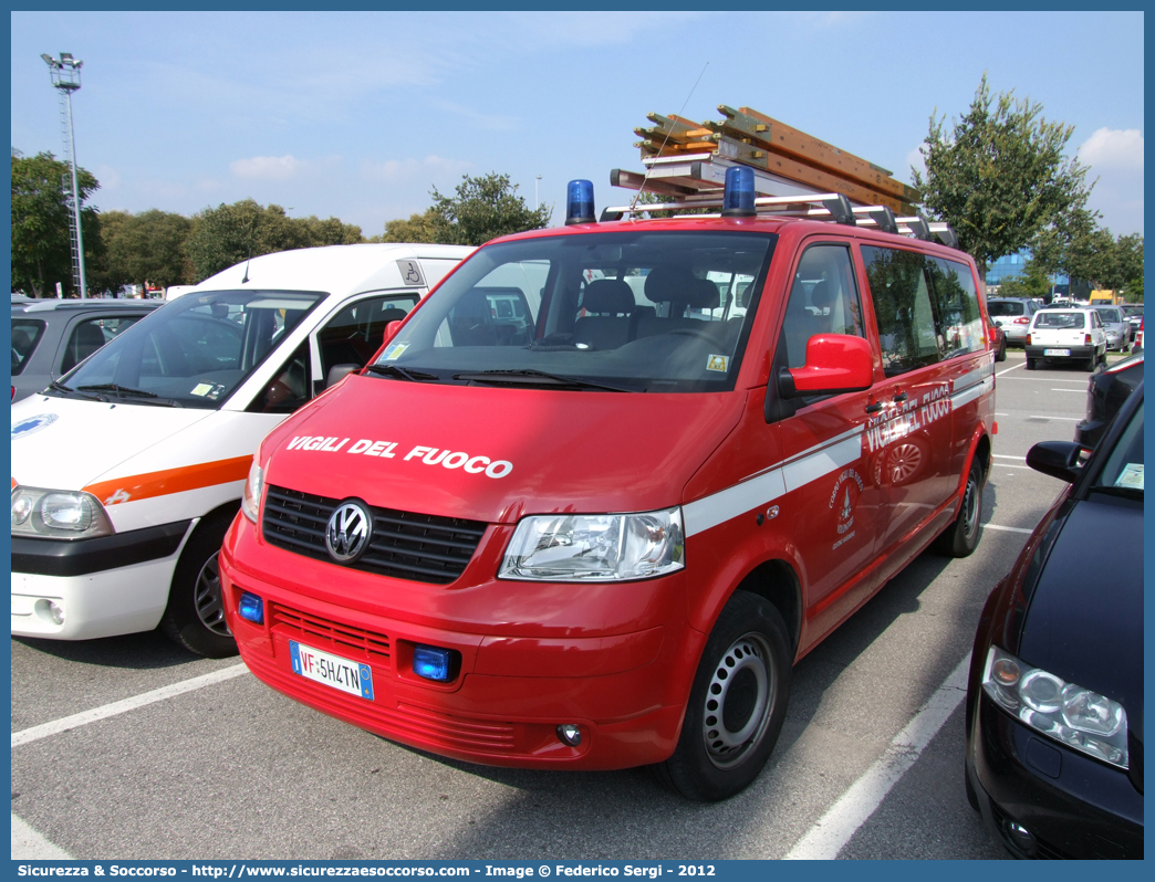 VF 5H4TN
Corpo Vigili del Fuoco Volontari Giustino e Massimeno
Volkswagen Transporter T5
Parole chiave: VF;V.F.;Vigili del Fuoco;Vigili;Fuoco;Corpo;Volontari;Giustino;Massimeno;Volkswagen;Transporter;T5