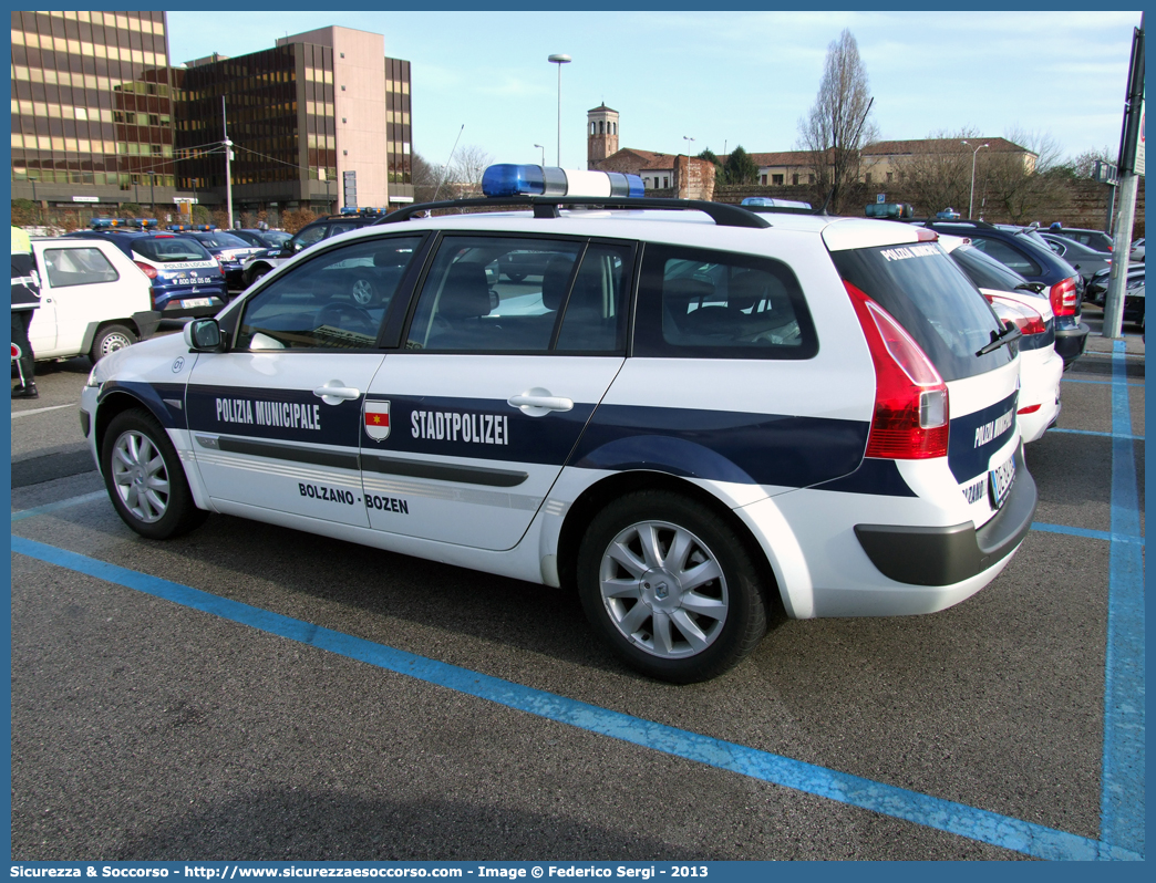 -
Polizia Municipale
Comune di Bolzano
Renault Megane GrandTour
Parole chiave: PL;P.L.;PM;P.M.;Polizia;Locale;Municipale;Stadt;Polizei;Stadtpolizei;Bolzano;Bozen;Renault;Megane;GrandTour;Grand Tour;SW;S.W.;Station;Wagon