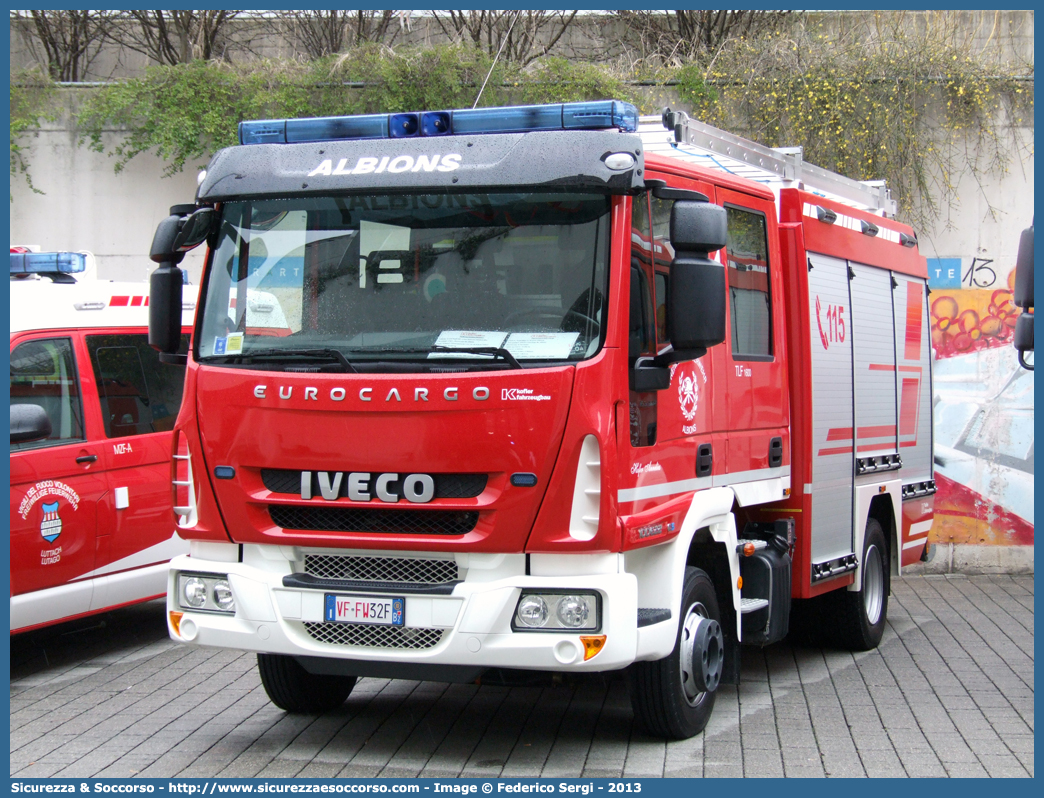 VF FW32F
Vigili del Fuoco Volontari Albions
Freiwillige Feuerwehr Albions
Iveco EuroCargo 100E22 II serie
Allestitore Kofler Fahrzeugbau S.n.c.
Parole chiave: VF;VFV;V.F.;V.F.V.;Vigili;Fuoco;Volontari;Freiwillige;Feuerwehr;Albions;Iveco;EuroCargo;100E22;Kofler;Fahrzeugbau