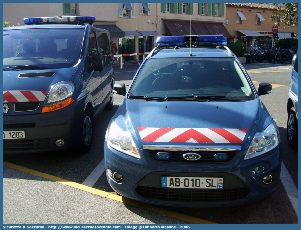 -
République Française
Gendarmerie
Ford Focus Style Wagon II generation
Parole chiave: Repubblica;Francese;République;Française;Gendarmerie;Ford;Focus;Style;Wagon