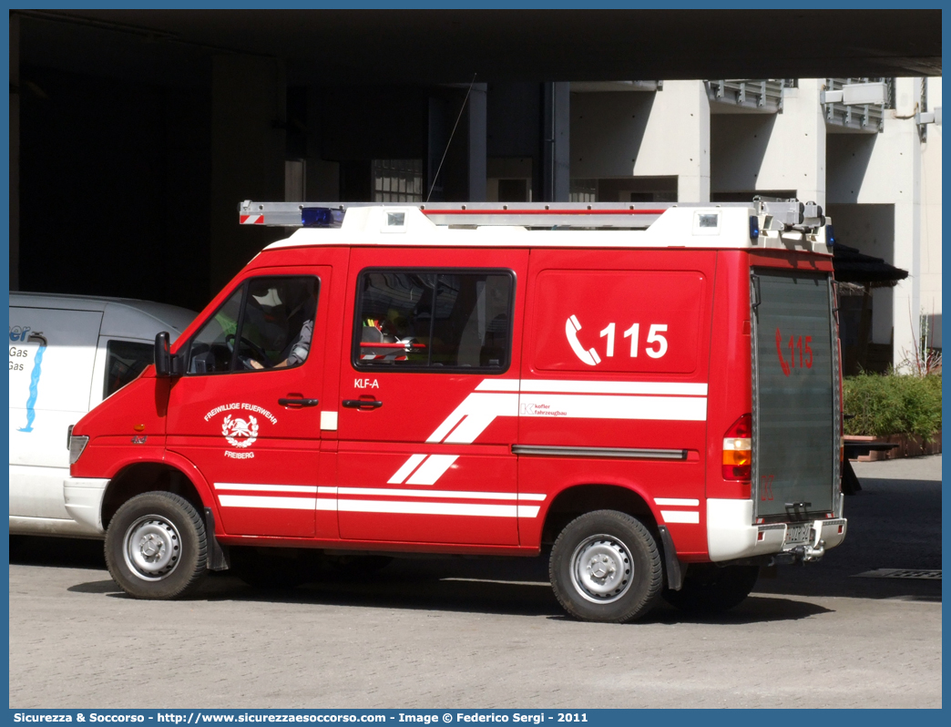 VF 0ZR BZ
Vigili del Fuoco Volontari Monte Franco
Freiwillige Feuerwehr Freiberg
Mercedes-Benz Sprinter 4x4 I serie
Allestitore Kofler Fahrzeugbau S.n.c.
Parole chiave: VF;VFV;V.F.;V.F.V.;Vigili;Fuoco;Volontari;Freiwillige;Feuerwehr;Monte Franco;Freiberg;Mercedes;Benz;Sprinter;Kofler;Fahrzeugbau