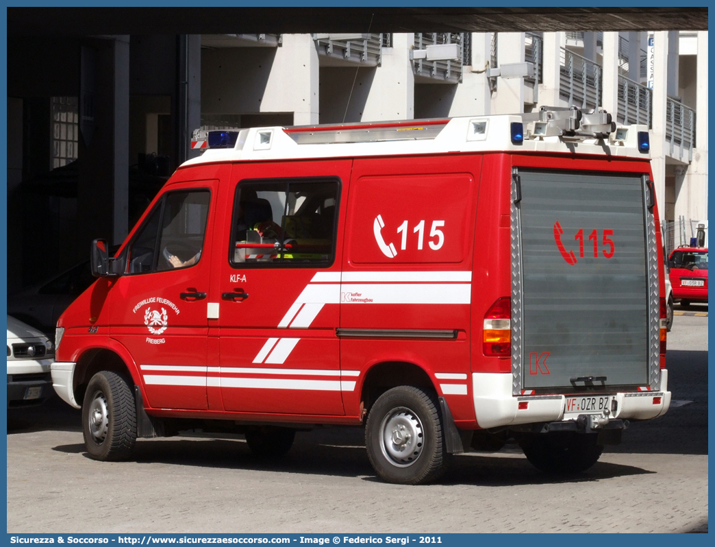 VF 0ZR BZ
Vigili del Fuoco Volontari Monte Franco
Freiwillige Feuerwehr Freiberg
Mercedes-Benz Sprinter 4x4 I serie
Allestitore Kofler Fahrzeugbau S.n.c.
Parole chiave: VF;VFV;V.F.;V.F.V.;Vigili;Fuoco;Volontari;Freiwillige;Feuerwehr;Monte Franco;Freiberg;Mercedes;Benz;Sprinter;Kofler;Fahrzeugbau