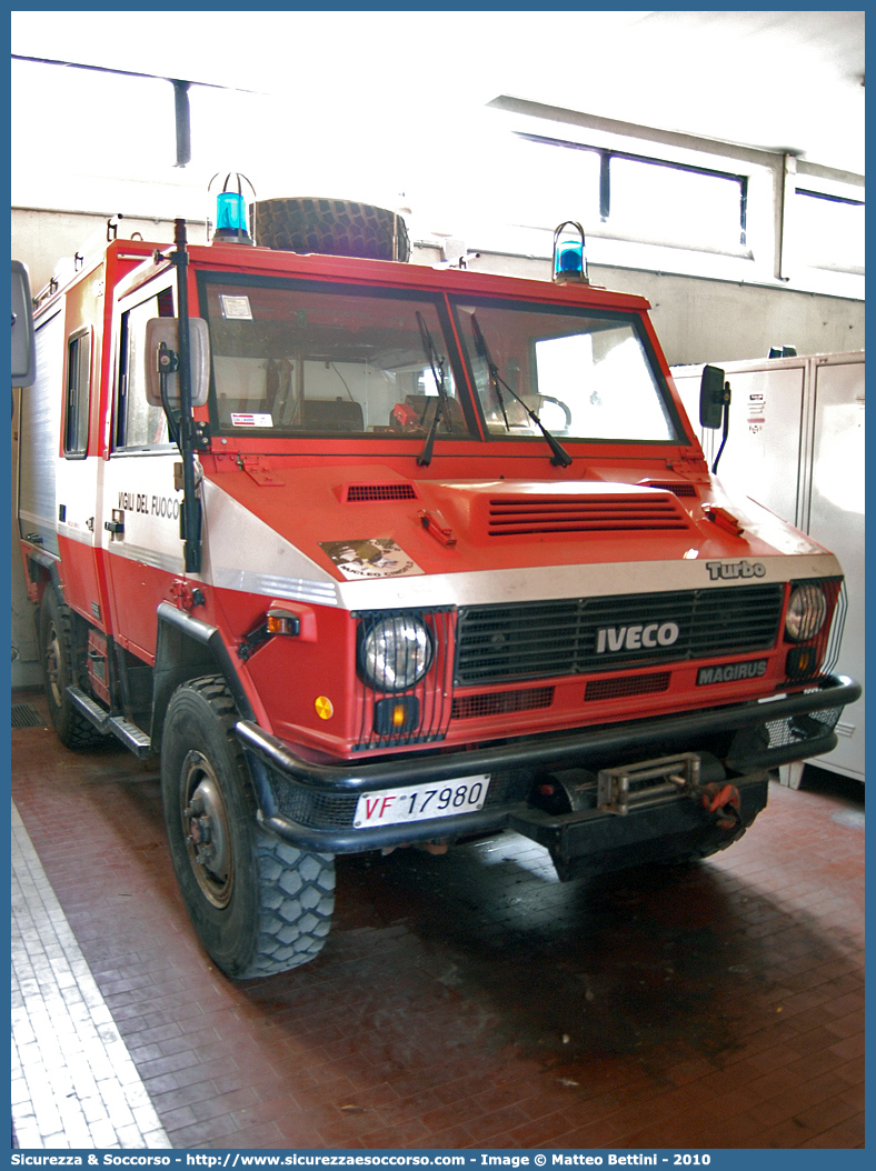 VF 17980
Corpo Nazionale Vigili del Fuoco
Iveco 40-10WM
Allestitore Iveco Magirus
Parole chiave: VF;V.F.;VVF;V.V.F.;Corpo;Nazionale;Vigili;del;Fuoco;Polisoccorso;Iveco;40-10WM;40;10;WM;VM90;VM 90;Magirus