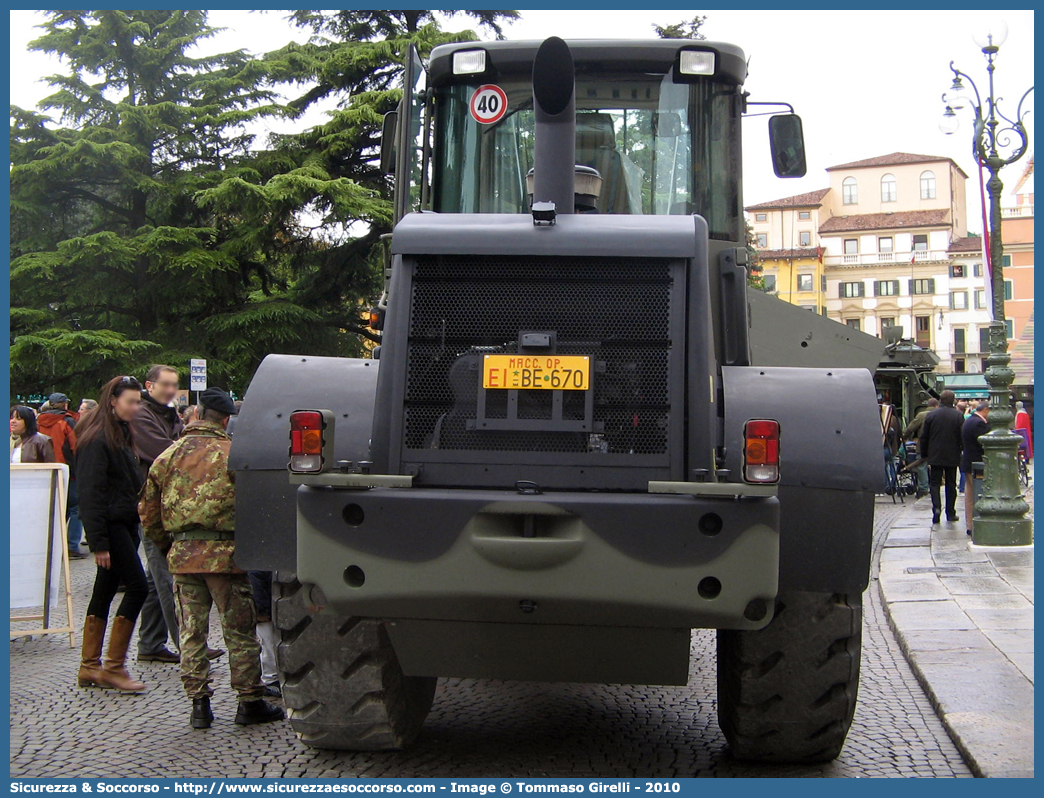 EI BE670
Esercito Italiano
New Holland W190B
Parole chiave: EI;E.I.;Esercito;Italiano;Mezzi;da;Cantiere;Trasporto;Materiali;Supporto;Logistico;New;Holland;W190B