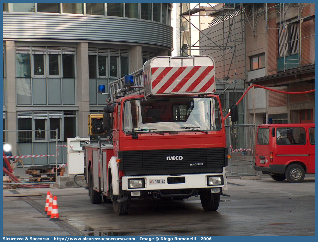 VF 063 BZ
Corpo Permanente dei Vigili del Fuoco Bolzano
Berufsfeuerwehr Bozen
Iveco Magirus 140-25
Parole chiave: VF;VFV;V.F.;V.F.V.;Vigili;Fuoco;Corpo;Permanente;Berufsfeuerwehr;Bolzano;Bozen;APS;A.P.S.;Autoscala;Iveco;Magirus;140;25