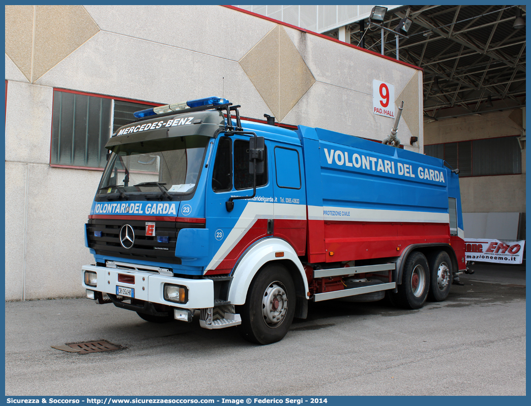 23
Volontari del Garda
Mercedes Benz 3538
Parole chiave: Volontari;Garda;Protezione;Civile;Mercedes Benz;3538