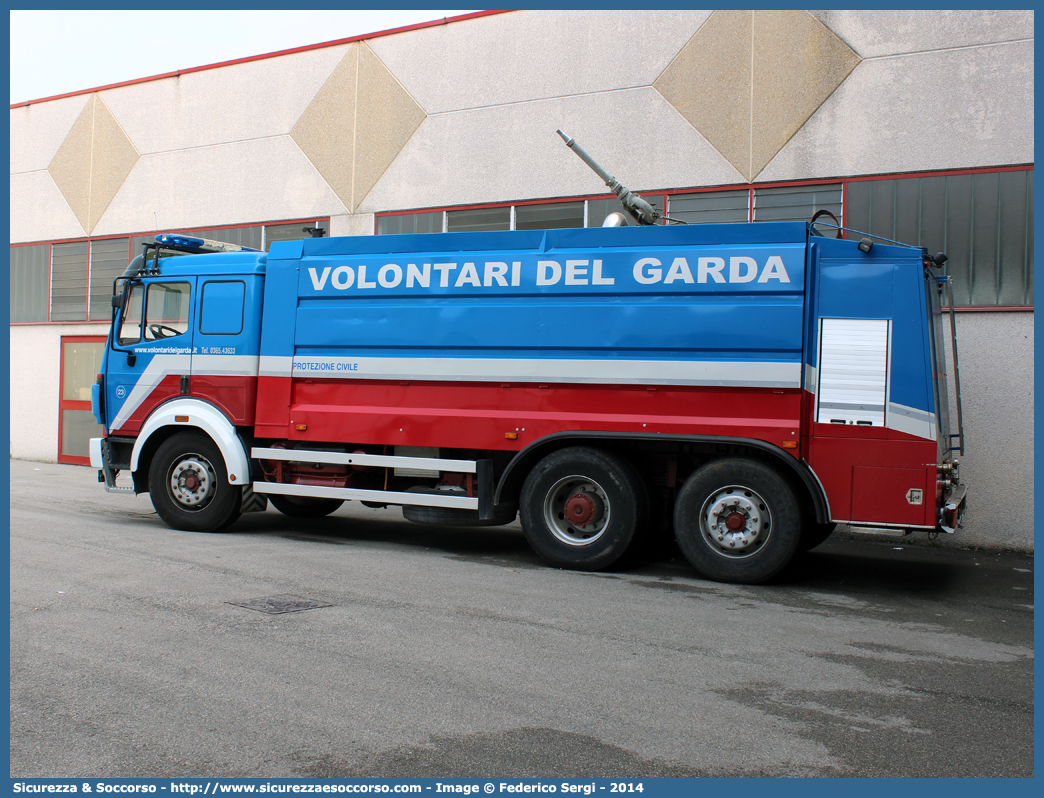 23
Volontari del Garda
Mercedes Benz 3538
Parole chiave: Volontari;Garda;Protezione;Civile;Mercedes Benz;3538