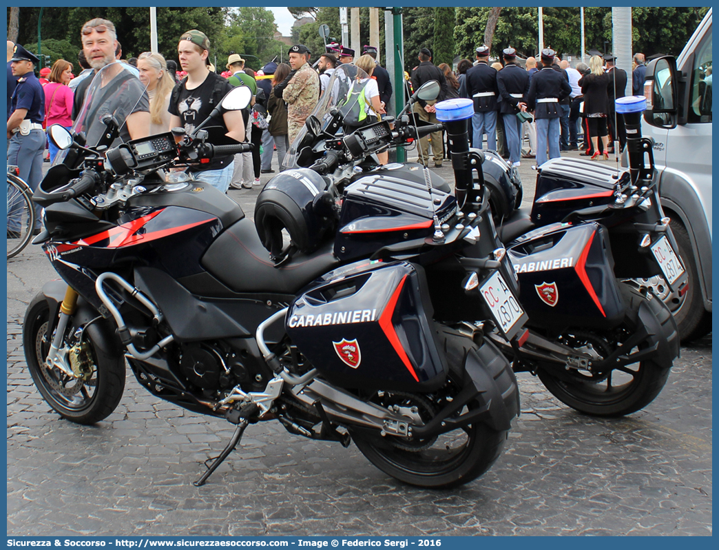 CC A4870 e CC A4874
Arma dei Carabinieri
Aprilia Caponord 1200 II serie
Parole chiave: CC;C.C.;Arma;dei;Carabinieri;Radiomobile;Aprilia;Caponord;1200