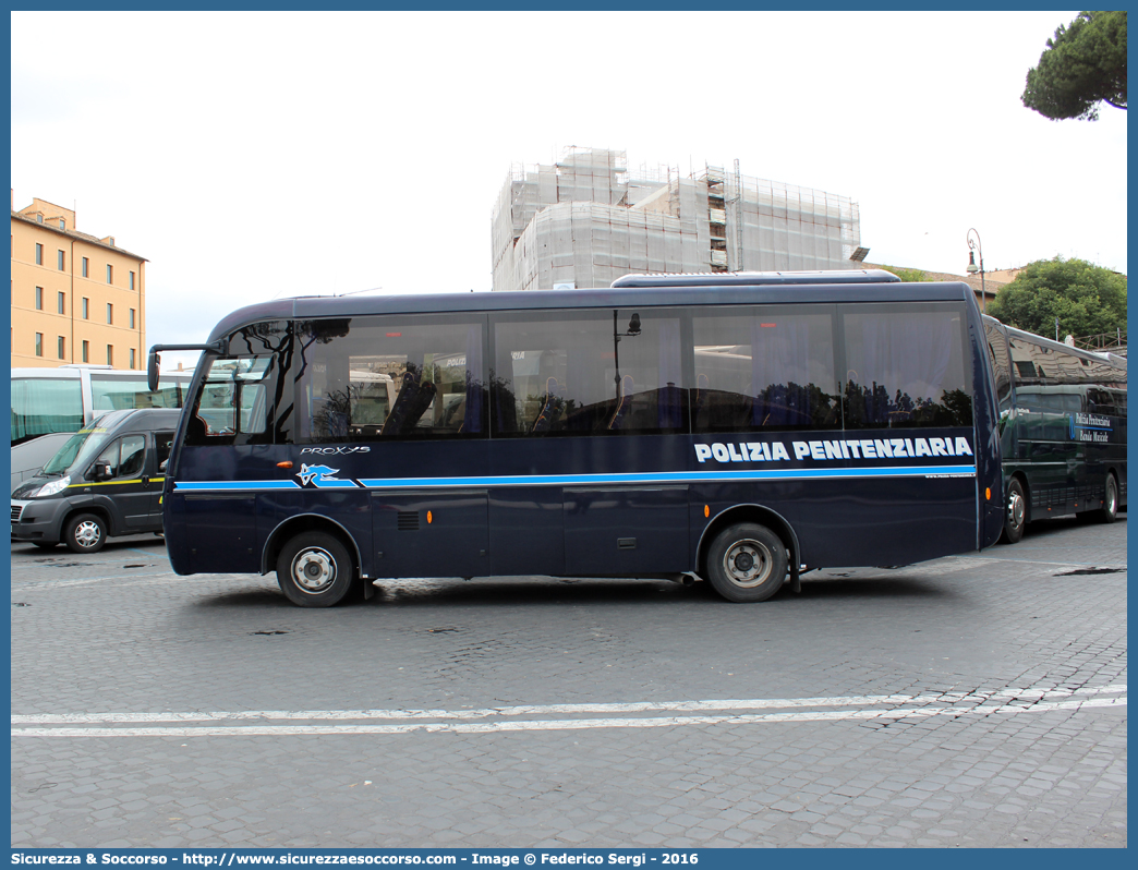 Polizia Penitenziaria 670AE
Polizia Penitenziaria
Iveco Irisbus Proxys
Parole chiave: PP;P.P.;Pol.Pen.;PolPen;AdiC;A.diC.;Agenti;di;Custodia;Polizia;Penitenziaria;Nucleo;Traduzioni;Piantonamenti;Iveco;Irisbus;Proxys