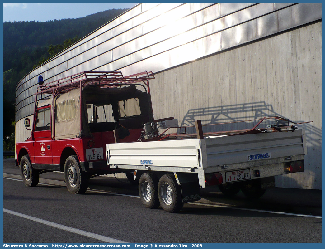 VF 1W5 BZ
Vigili del Fuoco Volontari Sesto
Freiwillige Feuerwehr Sexten
Fiat Campagnola AR76
Parole chiave: VFV;V.F.V.;Vigili;Fuoco;Volontari;Freiwillige;Feuerwehr;Sesto;Sexten;Fiat;Campagnola;AR76