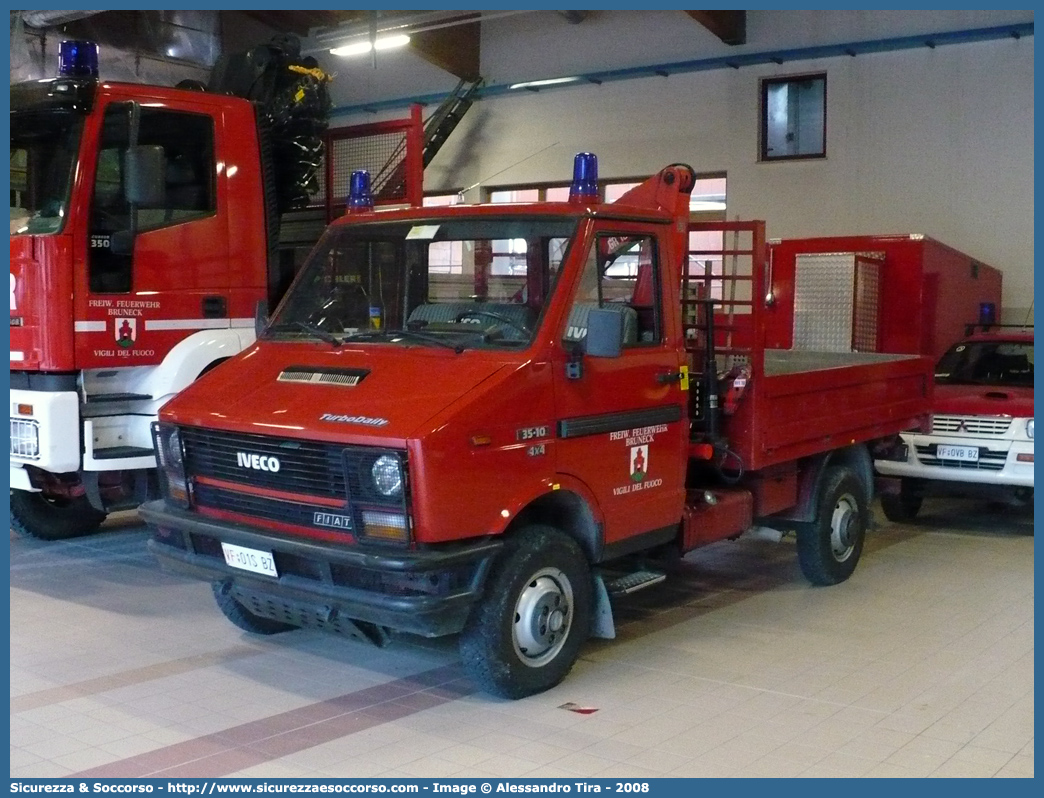 VF 01S BZ
Vigili del Fuoco Volontari Brunico
Freiwillige Feuerwehr Bruneck
Iveco Daily 35-10 4x4 I serie

Parole chiave: VF;VFV;V.F.;V.F.V.;Vigili;Fuoco;Volontari;Freiwillige;Feuerwehr;Brunico;Bruneck;Iveco;Daily;35-10;35