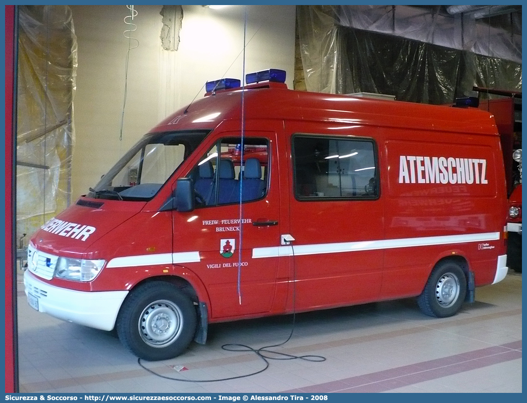 -
Vigili del Fuoco Volontari Brunico
Freiwillige Feuerwehr Bruneck
Mercedes-Benz Sprinter I serie
Allestitore Kofler Fahrzeugbau S.n.c.
Atemschutz - Protezione Vie Respiratorie
Parole chiave: VF;VFV;V.F.;V.F.V.;Vigili;Fuoco;Volontari;Freiwillige;Feuerwehr;Brunico;Bruneck;Mercedes;Benz;Sprinter;Kofler;Fahrzeugbau