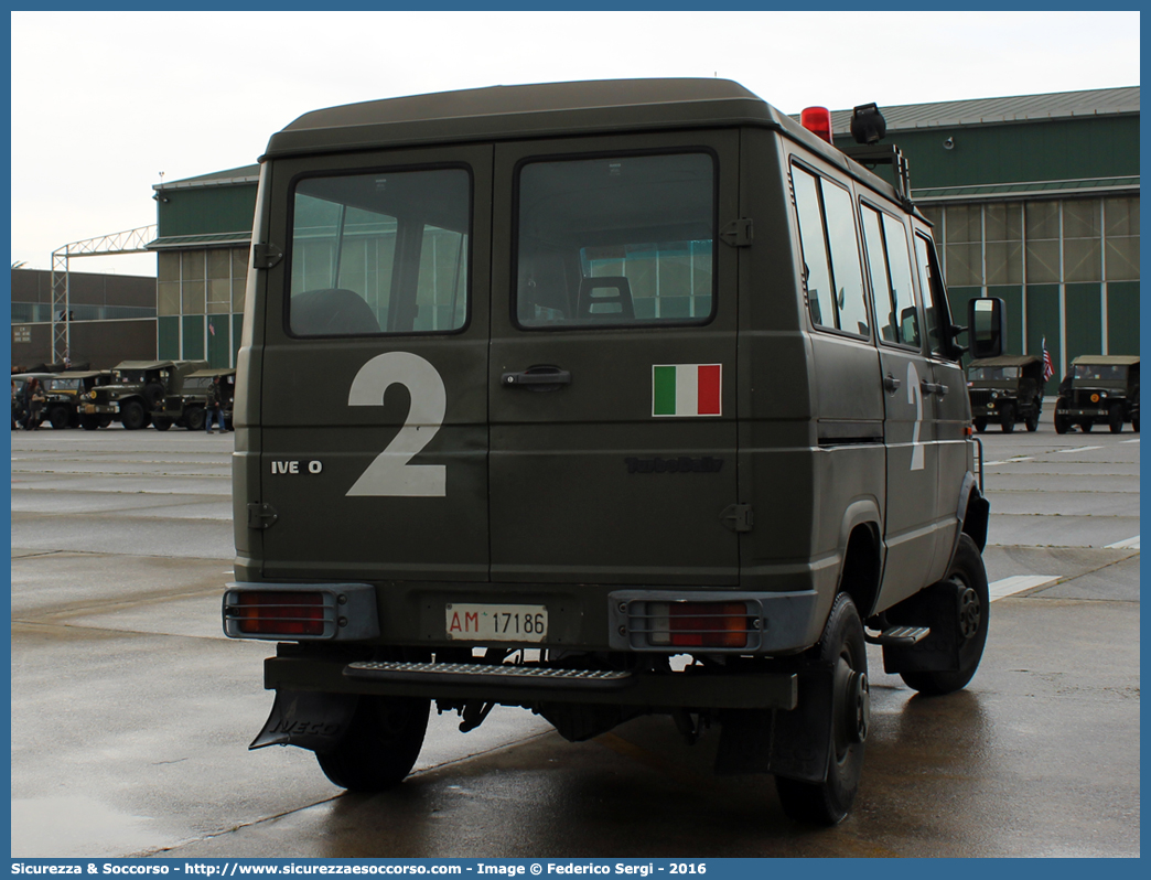 AM 17186
Aeronautica Militare Italiana
Servizio Antincendio
Iveco Daily 35-10 4x4 II serie
Parole chiave: A.M.I.;AMI;Aeronautica;Militare;Italiana;Servizio;Antincendio;Iveco;Daily;35-10;35.10;35;10;4x4